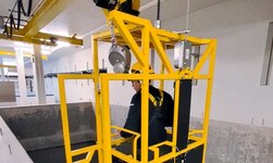 Passenger transport with chain hoist The operator is in the transport cage and starts the lowering process.