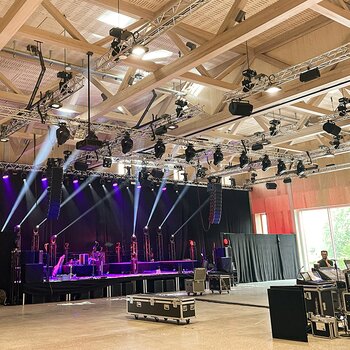 GIS Rigging System bei Konzert Für ein Konzert sind an den vorderen Längstraversen des GIS Rigging-Systems Quertraversen mit Scheinwerfern angeschlagen