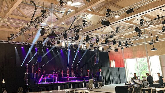 GIS Rigging System bei Konzert Für ein Konzert sind an den vorderen Längstraversen des GIS Rigging-Systems Quertraversen mit Scheinwerfern angeschlagen