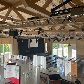 GIS Rigging System bei Ausstellung Für eine Ausstellung ist das Rigging-System mit Lautsprecher und Scheinwerfer ausgestattet.