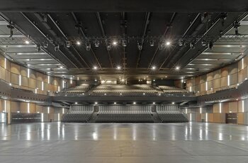 Bühnentechnik Samsung-Hall Die Konzerthalle mit dem Grundgerüst des Rigging-Systems mit Elektrokettenzügen und Motorfahrwerken