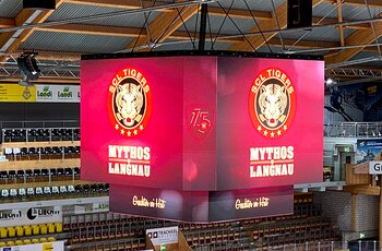 Videowürfel Eishockeystadion SCL Tigers Videowürfel der SCL Tigers mit 114 m2 LED-Fläche, gehalten von drei GIS Motoren
