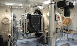 Mobile low headroom hoist Mobile crane is used in clean room for careful transport