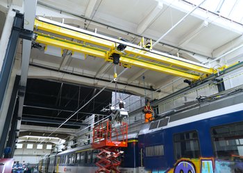 Obergurtlaufkran mit Elektrokettenzug über Bahnwagen