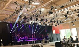 GIS Rigging system at concert For a concert, cross beams with spotlights are attached to the front longitudinal trusses of the GIS rigging system.