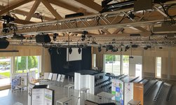 For an exhibition, the rigging system is equipped with speakers and spotlights.