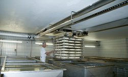 Système de grue résistant à la rouille dans la production de fromage
