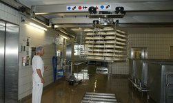 Pont roulant avec structure intermédiaire dans la production de fromage