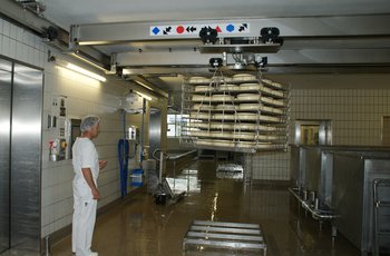 Laufkran mit Zwischenbau in Käseproduktion