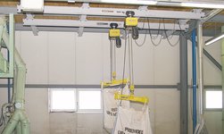Manutention de grands sacs avec pont roulands et le palan électrique à chaîne