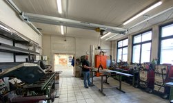 Système de grue légère avec palan électrique à chaîne dans un atelier mécanique