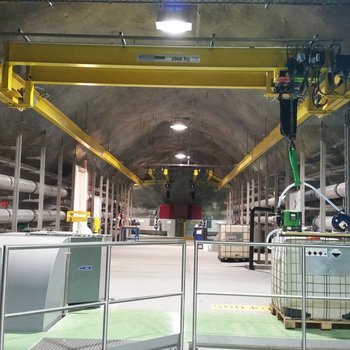Kransystem wird eingesetzt für Warentransport in Tunnelsystem