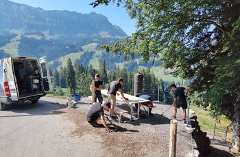 Letzte Arbeiten an der Feuerstelle Die letzten Arbeiten am Brätliplatz sind im Gange.