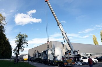 Anlieferung der Maschine Die 31 Tonnen schwere CNC-Maschine wird vom Lkw gehoben.