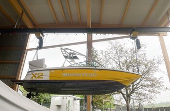 Grue de place de bateau Les palans électriques à chaîne synchrones soulèvent et transportent des bateaux