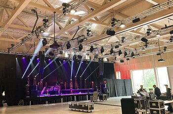 GIS Rigging system at concert For a concert, cross beams with spotlights are attached to the front longitudinal trusses of the GIS rigging system.