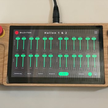 The rigger issues all commands via the customized touch controller
