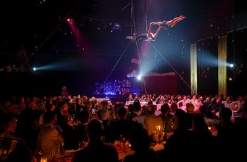 La salle de spectacle moderne du cirque Monti accueille de nombreux événements, dont le Monti's Varieté et les Monti's Kulturtage.