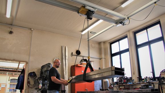 Crane system with electric chain hoist for the transport of metal beams