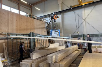 Vakuum-Handlingsystem mit Drehkran Das Vakuum-Handlingsystem inklusive Wanddrehkran und Elektrokettenzug wird für Plattentransporte rund um die Striebig-Plattensäge eingesetzt.