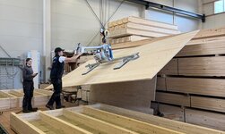 Plattentransport Hallenkran Wenn der Vakuumheber am Hallenkran befestigt ist, kann er zum Transport von Platten in der gesamten Werkhalle eingesetzt werden.