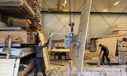 Gütertransport Werkhalle Mit wenigen Handgriffen ist der GIS Vakuumheber an den Hallenkran angeschlossen und steht für den Platten- und Gütertransport in der ganzen Werkhalle zur Verfügung.