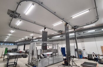 Hängebahn mit Drehkreuzen Eine GISKB-Hängebahn sorgt für den Transport der Wärmeübertrager-Elemente von einem Arbeitsschritt zum nächsten.