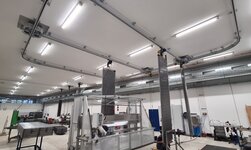 Hängebahn mit Drehkreuzen Eine GISKB-Hängebahn sorgt für den Transport der Wärmeübertrager-Elemente von einem Arbeitsschritt zum nächsten.