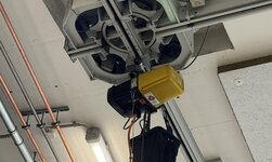 GISKB Drehkreuz Im Drehkreuz vollziehen die Kettenzüge der Hängebahn bei Bedarf an Ort und Stelle einen 90° Richtungswechsel.