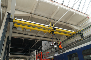 Sicherheitsgebundenes Kransystem Funkgesteuerter Laufkran hebt Bauteil für Zugreperatur