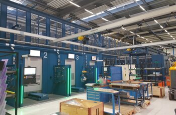 Aluminium crane system Production logistics Crane system with electric chain hoist and vacuum lifter
