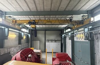 Laufkran Pumpwerk In einem Pumpwerk des ZASE wurde kürzlich ein neuer GIS-Laufkran installiert. Dieser kommt vorwiegend bei Wartungs- und Servicearbeiten zum Einsatz.