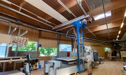 Arbeitsbereich mit CNC-Bearbeitungszentrum und Kragarmregal Ein GIS Kransystem mit Regalbediengerät sorgt dafür, dass die Holzplatten schnell und mühelos vom Kragarmregal auf den Arbeitstisch der Maschine gelangen