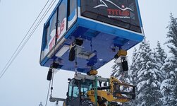 Transport d'engins de chantier Un engin de chantier est transporté dans la neige fondue.