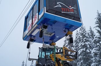 Transport von Baumaschine Transport einer Baumaschine bei Schneetreiben