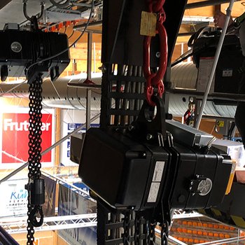 Motors with a large lifting height and frequency converters are used to lift and hold the video cube