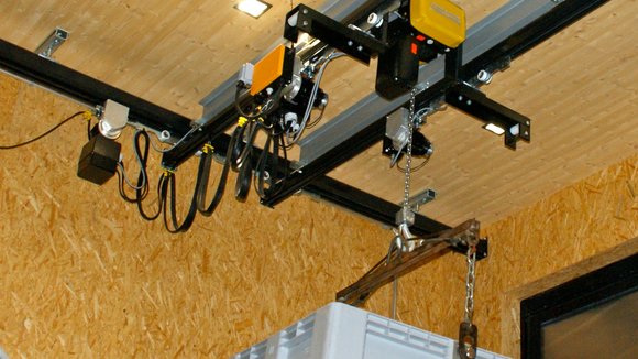 Thanks to the high-built electric chain hoist, the available room height is optimally used