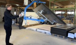 Vakuum-Handlingsystem mit Wendefunktion Mithilfe des Vakuum-Handlingsystems kann eine einzelne Person Werkstücke für den nächsten Arbeitsschritt platzieren und bei Bedarf um bis zu 180° wenden.