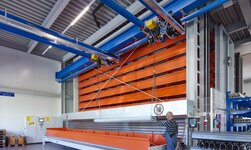 Pont roulant suspendu bipoutre GISKB avec palan électrique à chaîne sur étrier La grue GISKB avec ponts roulants parallèles soulève des pièces métalliques longues et encombrantes.