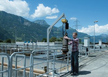 Polipasto eléctrico de cadena para uso exterior en plantas de tratamiento de aguas residuales