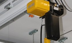 Electric chain hoist with device for machine assembly