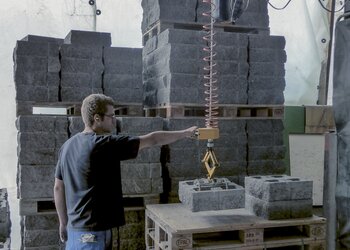 Kettenhandy in Bauindustrie Bausteine werden gehoben mittels Handy-Kettenzug und spezieller Lastaufnahme