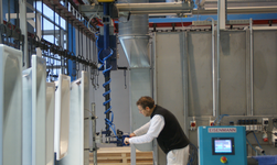 Telescopic chain hoist model for transporting a bathtub Telescopic chain hoist combined with light crane system lifts and moves a bathtub