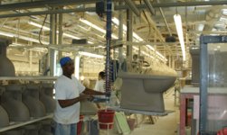 Dans l'usine de production, la logistique interne des bols en céramique est assurée par le système de grue GIS.