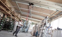Leichtkransystem Aluminium-Kran mit Glasheber Grosse Glasplatten werden mit Kransystem kombiniert mit Vakuumheber transportiert