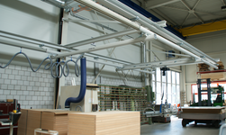 GISKB Kransystem mit mehreren Vakuumheber Das Kransystem ist an Kragarmen in die Produktionshalle integriert