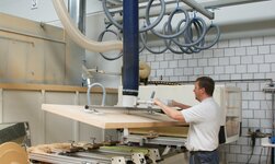 Einträger-Hängekran GISKB mit Schlauchheber Kransystem in Schreinerei für den mühelosen Plattentransport