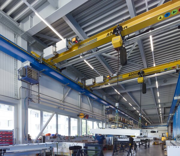 Obergurtlaeufer fuer 2 x 4000 kg funkgesteuert hallenkran mit 2 synchronen elektrokettenzügen und funksteuerung