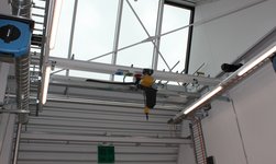 Indoor crane with electric chain hoist for area-wide goods logistics