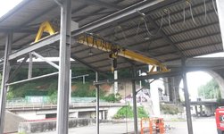 Height-optimised overhead travelling crane for transporting heavy loads